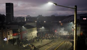 الشرطة في الإكوادور تتصدى لاقتحام المتظاهرين لمبني البرلمان