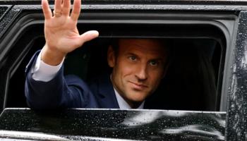 إيمانويل ماكرون بعد الإدلاء بصوته في الجولة الثانية من الانتخابات 