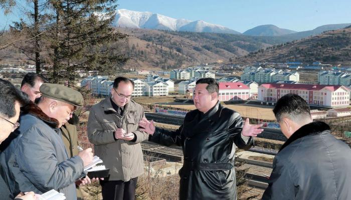 زعيم كوريا الشمالية كيم جونج أون وبعض مساعديه-أرشيفية