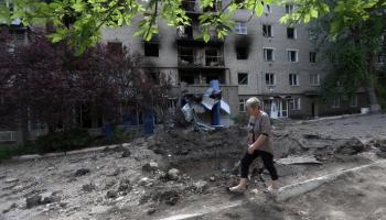 مبنى سكني مدمر في سيفيرسك بمنطقة دونيتسك- أوكرانيا (أ ف ب) 