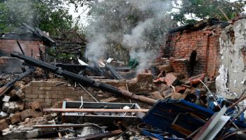 أطلال منزل مدمر في بلدة تشوهويف- أوكرانيا (أ ف ب)