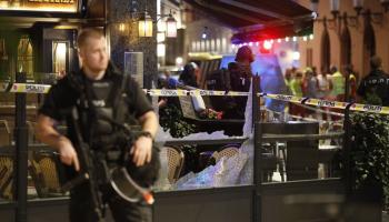 عناصر من الشرطة النرويجية في موقع الهجوم