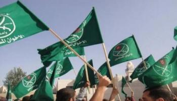 عناصر تنظيم الإخوان ترفع رايات الجماعة الإرهابية