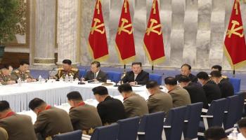 جانب من لقاء كيم جونج أون مع قادة الجيش