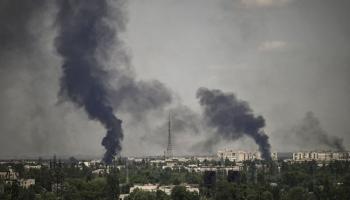 دخان يتصاعد فوق سيفيرودونتسك خلال قتال بين القوات الأوكرانية والروسية.