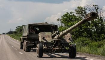  عملية نقل مدفع هاوتزر إلى أحد المواقع في أوكرانيا