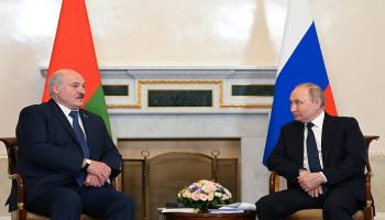 جانب من لقاء الرئيسين الروسي بوتين والبيلاروسي لوكاشنكو - رويترز