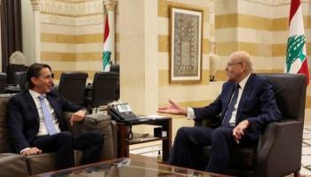 جانب من لقاء سابق بين الوسيط الأمريكي هوكشتاين ورئيس الوزراء ميقاتي