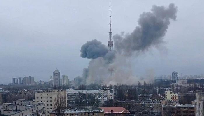 آثار أحد الانفجارات في كييف- أرشيفية