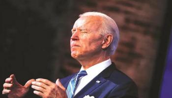 جو بايدن خلال إحدى الصلوات السابقة