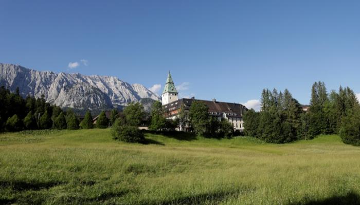 Les dirigeants du Groupe des Sept au siège du Sommet.  Fichiers chauds dans les Alpes froides