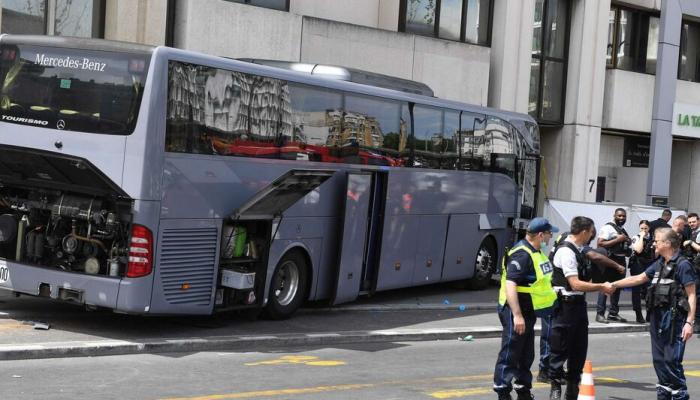 Paris : un autocar s’encastre dans un bâtiment, le chauffeur décède et 19 blessés légers parmi les passagers