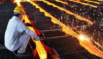 عامل إيراني في إحدى شركات الصلب