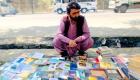 فقر و بیکاری در افغانستان؛ یک فعال مدنی کتاب‌هایش را می‌فروشد