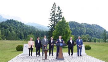 الرئيس الأمريكي بايدن يتحدث وخلفه بعض قادة مجموعة السبع - رويترز