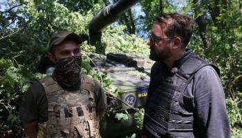 مراسل بيلد مع جندي أوكراني وفي الخلف الدبابة