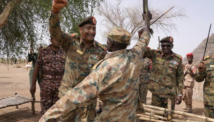 البرهان وسط منسوبي الجيش السوداني بالفشقة