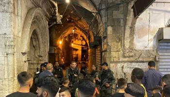 الشرطة الإسرائيلية خلال عملية اعتقال الفلسطيني بالأقصى