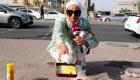 "حرارة جهنم".. إعلامية تطهو البيض تحت أشعة الشمس في الكويت (فيديو)
