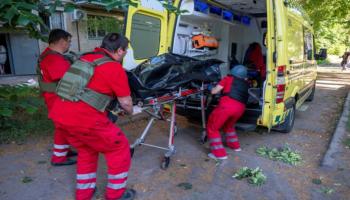 إجلاء ضحايا جراء قصف في أوكرانيا