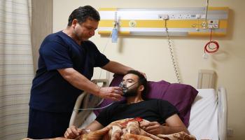 طبيب يساعد أحد المصابين في تسرب الغاز