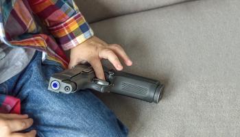 طفل يلعب بمسدس حقيقي - أرشيفية