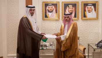 وزير الخارجية السعودي يتسلم الرسالة من سفير قطر لدى المملكة