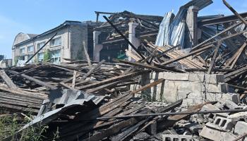 مبنى مدمر في مصنع ماشيدروبريفود بخاركيف بعد هجوم صاروخي - أ ف ب