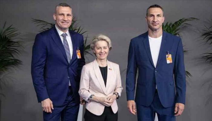 الأخوان كليتشكو مع  رئيسة المفوضية الأوروبية 