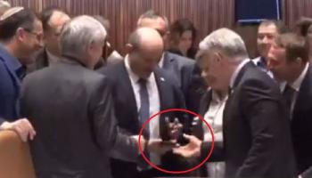 بينيت يرجع الهاتف إلى لابيد