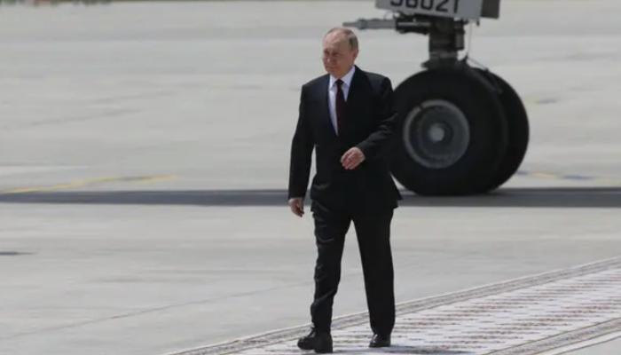 الرئيس الروسي لدى وصوله تركمنستان