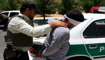 الشرطة الإيرانية خلال اعتقال أحد الأشخاص- أرشيفية