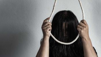 فتاة تقف أمام حبل مشنقة- تمثيلي