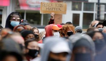 احتجاجات الأمريكيين ضد مقتل شاب ذو بشرة سمراء