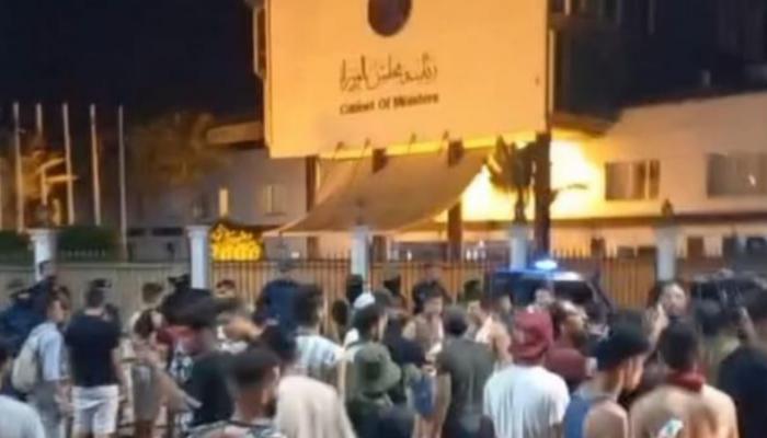 المتظاهرون يصلون مقر حكومة الدبيبة