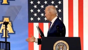 أحد زلات بايدن وهو يصافح الهواء