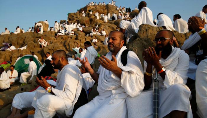 حجاج يدعون على جبل عرفات