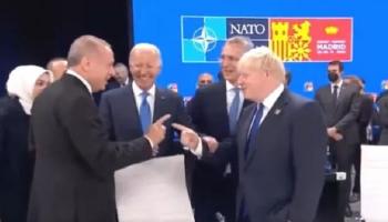 جانب من الموقف المثير للجدل بين جونسون وأردوغان