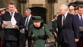 الأمير أندرو برفقة والدته الملكة إليزابيث