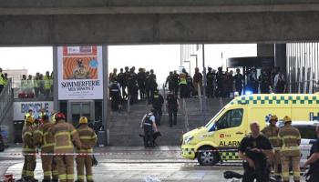 عناصر الإنقاذ يتجمعون خارج مركز التسوق- رويترز