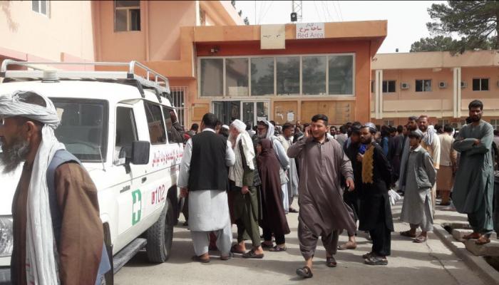 أفغان يتجمعون أمام أحد المراكز الصحية في هرات