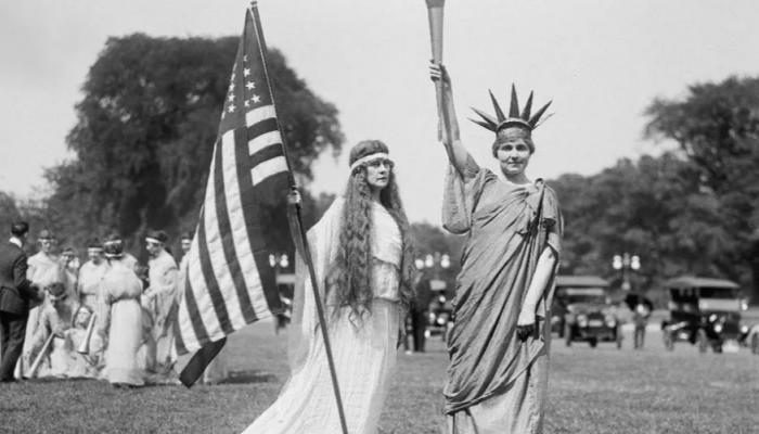 صورة لاحتفالات عيد الاستقلال تعود لعام 1919