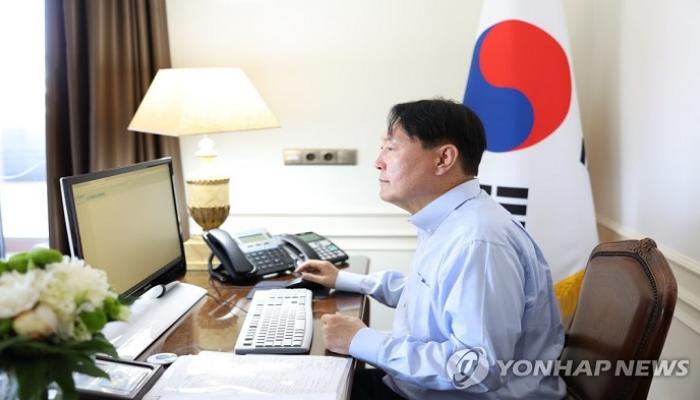 رئيس كوريا الجنوبية يحدق في شاشة كمبيوتر شبه خاوية