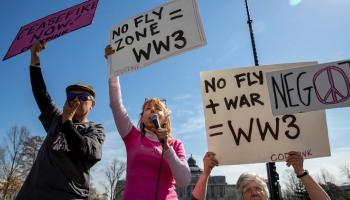 لافتات في واشنطن مناهضة للحرب