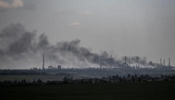 تصاعد الدخان فوق مدينتي ليسيتشانسك وسيفيرودونتسك