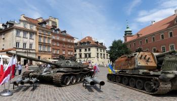 دبابة روسية مدمرة ومدافع هاوتزر استولى عليها الجيش الأوكراني - رويترز