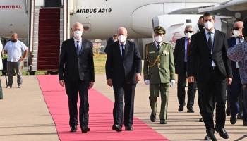 جانب من مراسم استقبال الرئيس الجزائري لنظيره التونسي