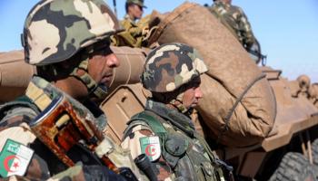 جنديان في الجيش الجزائري - أرشيفية