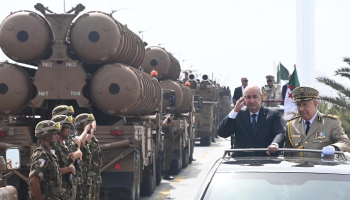 الرئيس الجزائري وقائد الجيش خلال الاستعراض العسكري
