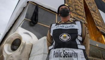 أحد أفراد الأمن العام السعودي في مهمة أمام الكعبة المشرفة
